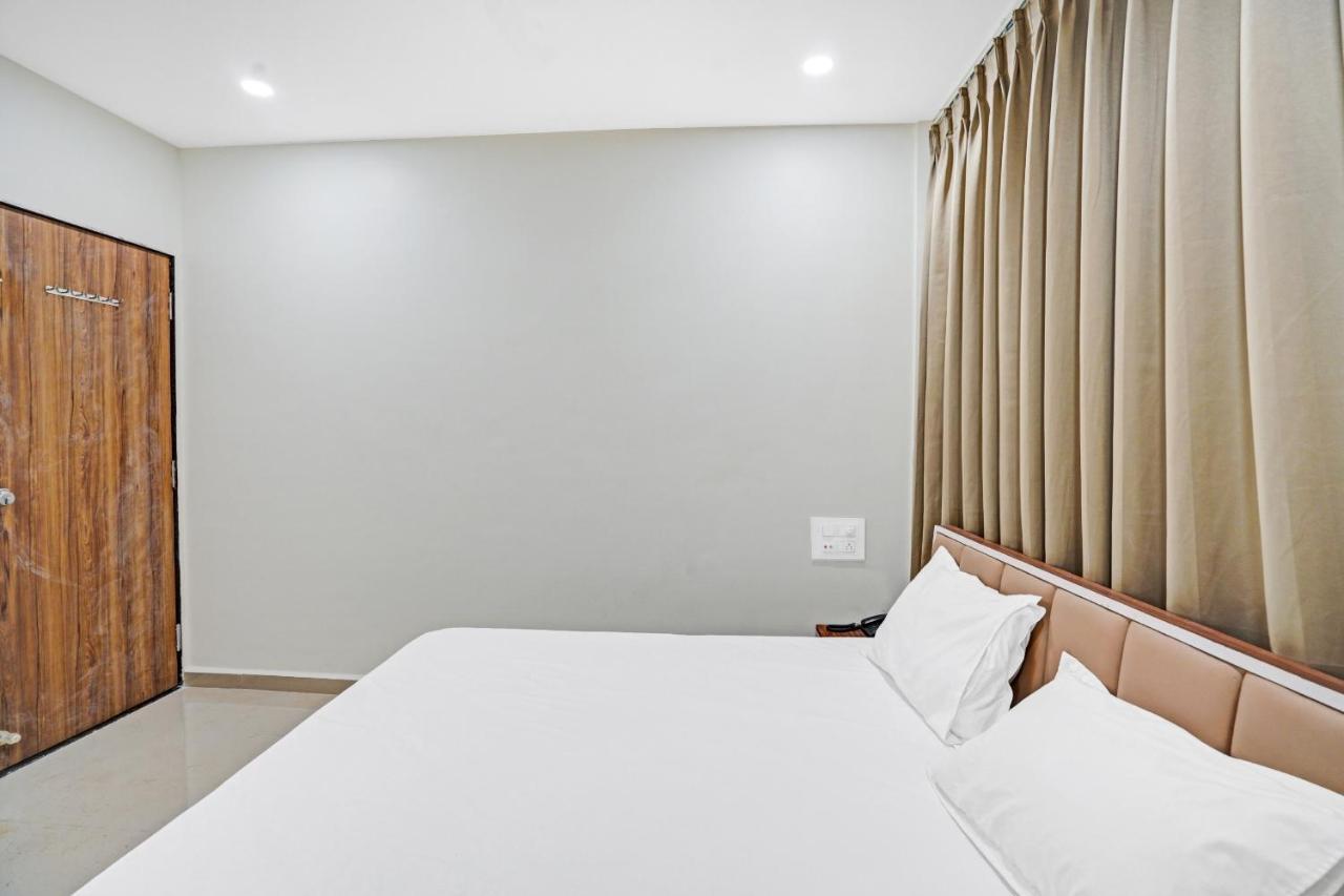 Collection O 83775 Hotel 4King Surate Extérieur photo